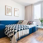 Aesthetic Located In Centre With Balcony By Renters Apartment *