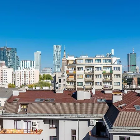 Navy Aesthetic With Balcony By Renters *