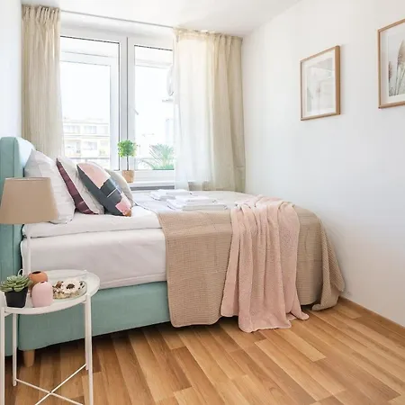 Navy Aesthetic With Balcony By Renters Apartment *