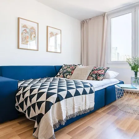 Navy Aesthetic With Balcony By Renters Apartment *