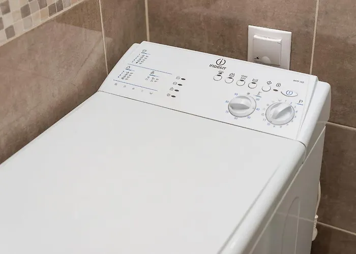 Aesthetic Located In Centre With Balcony By Renters *