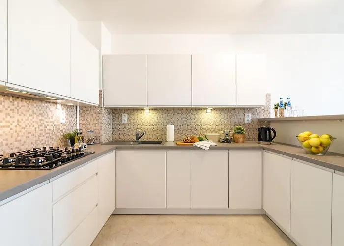 Aesthetic Located In Centre With Balcony By Renters *